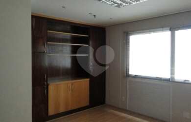 Imagem: O depósito possui 1 Vaga na garagem e 36m² de Área e está