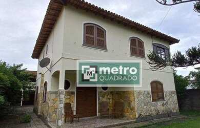 Imagem: A casa possui 4 Dormitórios, 5 Banheiros, 5 Vagas na garagem