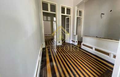 Imagem: A casa possui 3 Dormitórios, 2 Banheiros, 5 Vagas na garagem