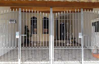 Imagem: A casa possui 2 Dormitórios, 2 Banheiros, 2 Vagas na garagem