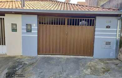 Imagem: A casa possui 2 Dormitórios, 1 Banheiro, 2 Vagas na garagem