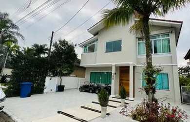 Imagem: A casa possui 5 Dormitórios, 2 Vagas na garagem e está localizado