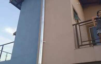 Imagem: A casa possui 2 Dormitórios, 2 Banheiros, 2 Vagas na garagem