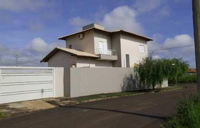 Imagem: A casa possui 4 Dormitórios, 2 Banheiros, 2 Vagas na garagem