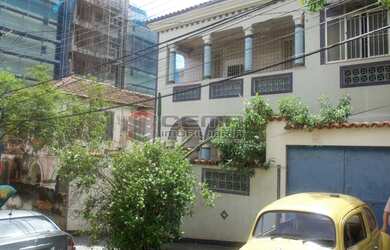 Imagem: A casa possui 5 Dormitórios, 3 Banheiros, 2 Vagas na garagem