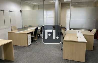 Imagem: O depósito possui 2 Vagas na garagem, 135m² de Área e está