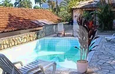 Imagem: A casa possui 5 Dormitórios, 5 Banheiros, 3 Vagas na garagem