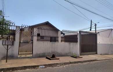 Imagem: A casa possui 3 Dormitórios, 3 Banheiros, 2 Vagas na garagem