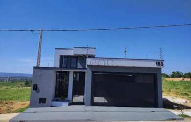 Imagem: A casa possui 3 Dormitórios, 2 Banheiros, 4 Vagas na garagem