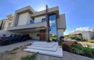 Imagem: A casa em condomínio possui 4 Dormitórios, 5 Banheiros, 3