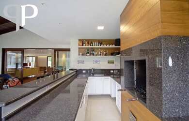 Imagem: A casa em condomínio possui 4 Dormitórios, 5 Banheiros, 5