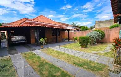 Imagem: A casa possui 3 Dormitórios, 3 Banheiros, 2 Vagas na garagem