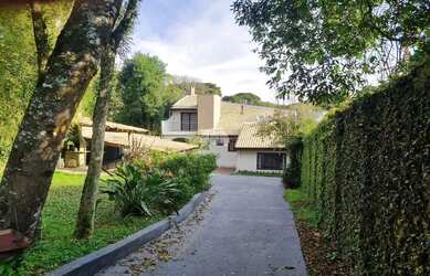 Imagem: A casa possui 2 Dormitórios, 4 Banheiros, 5 Vagas na garagem