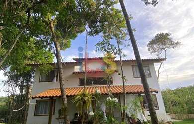 Imagem: A casa possui 3 Dormitórios, 3 Banheiros, 2 Vagas na garagem