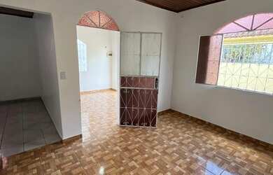 Imagem: A casa possui 5 Dormitórios, 3 Banheiros, 2 Vagas na garagem