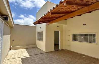 Imagem: A casa possui 2 Dormitórios, 2 Banheiros, 2 Vagas na garagem