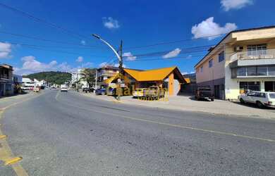 Imagem: O depósito possui 4 Vagas na garagem, 50m² de Área e está