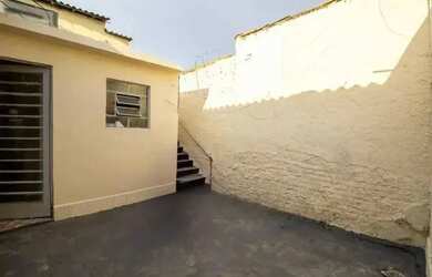 Imagem: A casa possui 2 Dormitórios, 1 Banheiro, 2 Vagas na garagem