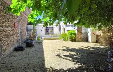 Imagem: A casa possui 2 Dormitórios, 1 Banheiro, 1 Vaga na garagem