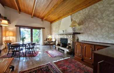 Imagem: A casa possui 3 Dormitórios, 5 Banheiros, 4 Vagas na garagem