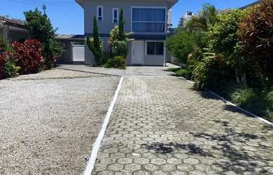 Imagem: A casa possui 3 Dormitórios, 2 Banheiros, 2 Vagas na garagem