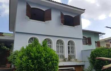 Imagem: A casa possui 3 Dormitórios, 2 Banheiros, 4 Vagas na garagem