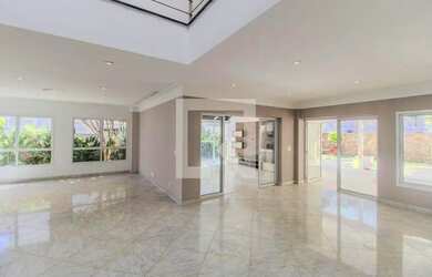 Imagem: A casa possui 3 Dormitórios, 3 Banheiros, 530m² de Área