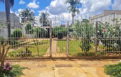 Imagem: A casa possui 2 Dormitórios, 1 Banheiro, 5 Vagas na garagem