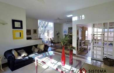 Imagem: A casa em condomínio possui 4 Dormitórios, 4 Banheiros, 294m²