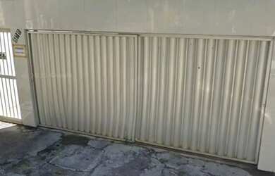 Imagem: A casa possui 3 Dormitórios, 1 Banheiro, 2 Vagas na garagem