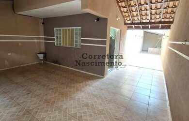 Imagem: A casa possui 4 Dormitórios, 2 Banheiros, 3 Vagas na garagem