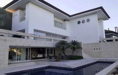 Imagem: A casa em condomínio possui 4 Dormitórios, 5 Banheiros, 4