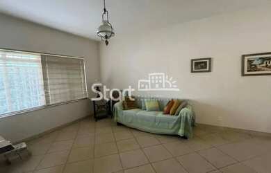 Imagem: A casa possui 3 Dormitórios, 4 Banheiros, 4 Vagas na garagem