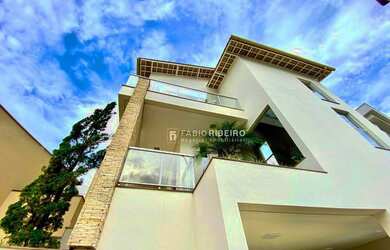 Imagem: A casa possui 3 Dormitórios, 4 Banheiros, 2 Vagas na garagem