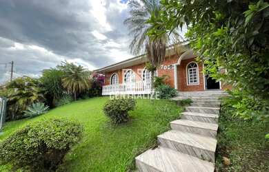 Imagem: A casa possui 4 Dormitórios, 4 Banheiros, 4 Vagas na garagem