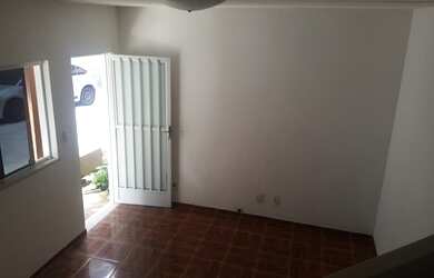 Imagem: A casa possui 2 Dormitórios, 2 Banheiros, 1 Vaga na garagem