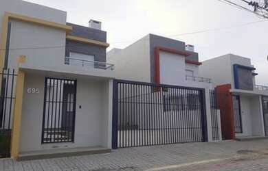 Imagem: A casa possui 3 Dormitórios, 2 Banheiros, 3 Vagas na garagem