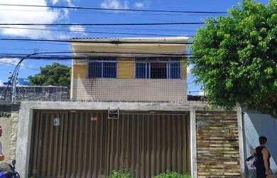 Imagem: A casa possui 4 Dormitórios, 2 Banheiros, 2 Vagas na garagem