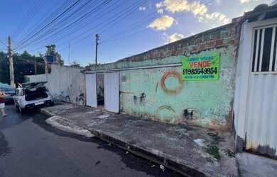 Imagem: A casa possui 4 Dormitórios, 3 Banheiros, 2 Vagas na garagem