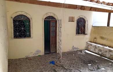 Imagem: A casa possui 3 Dormitórios, 2 Banheiros, 2 Vagas na garagem