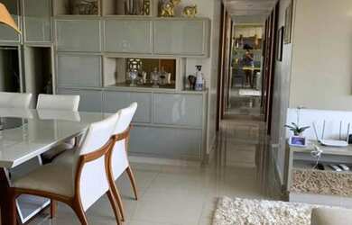 Imagem: A casa possui 4 Dormitórios, 2 Banheiros, 3 Vagas na garagem