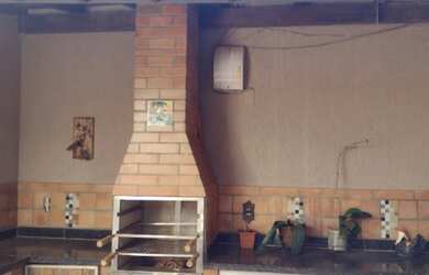 Imagem: A casa possui 2 Dormitórios, 2 Banheiros, 2 Vagas na garagem