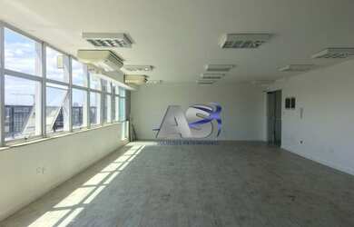 Imagem: O depósito possui 2 Vagas na garagem e 109m² de Área e está