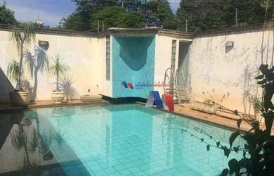 Imagem: A casa possui 3 Dormitórios, 2 Banheiros, 5 Vagas na garagem