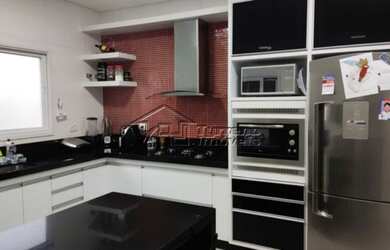 Imagem: A casa em condomínio possui 4 Dormitórios, 5 Banheiros, 2