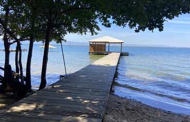 Imagem 1: Chácara pra venda ou troca por imoveis em Palmas, na beira do lago com toda instrutura