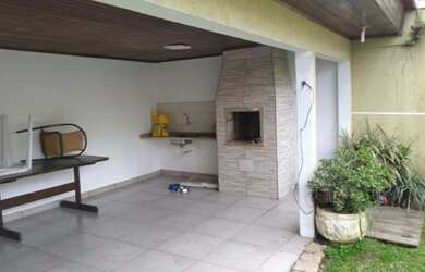 Imagem: A casa possui 3 Dormitórios, 2 Banheiros, 2 Vagas na garagem