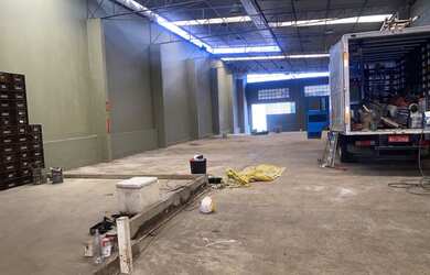 Imagem: O depósito possui 5 Vagas na garagem, 630m² de Área e está