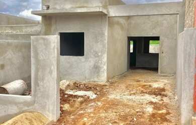 Imagem: A casa possui 3 Dormitórios, 1 Banheiro, 2 Vagas na garagem