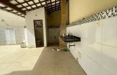 Imagem: A casa possui 3 Dormitórios, 2 Banheiros, 1 Vaga na garagem